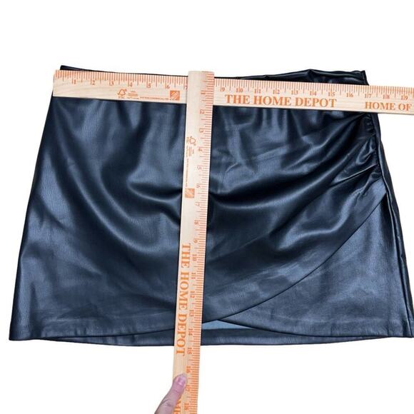 NWT House of Harlow 1960 Black Vegan Leather Mini Ruched Skirt Size Medium - Picture 14 of 15